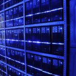 Sala de servidores de um data center, representando a infraestrutura de tecnologia da informação