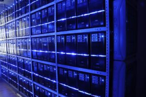 Sala de servidores de um data center, representando a infraestrutura de tecnologia da informação