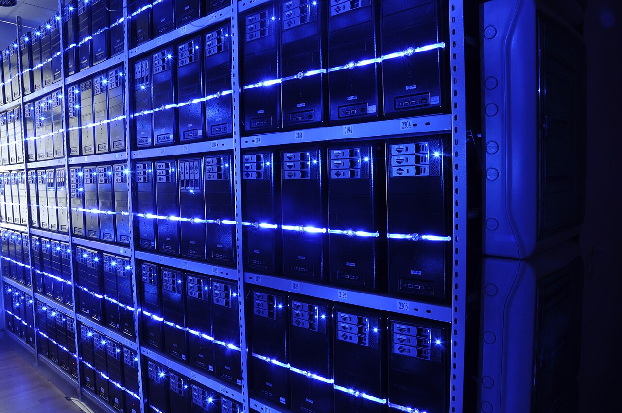 Sala de servidores de um data center, representando a infraestrutura de tecnologia da informação