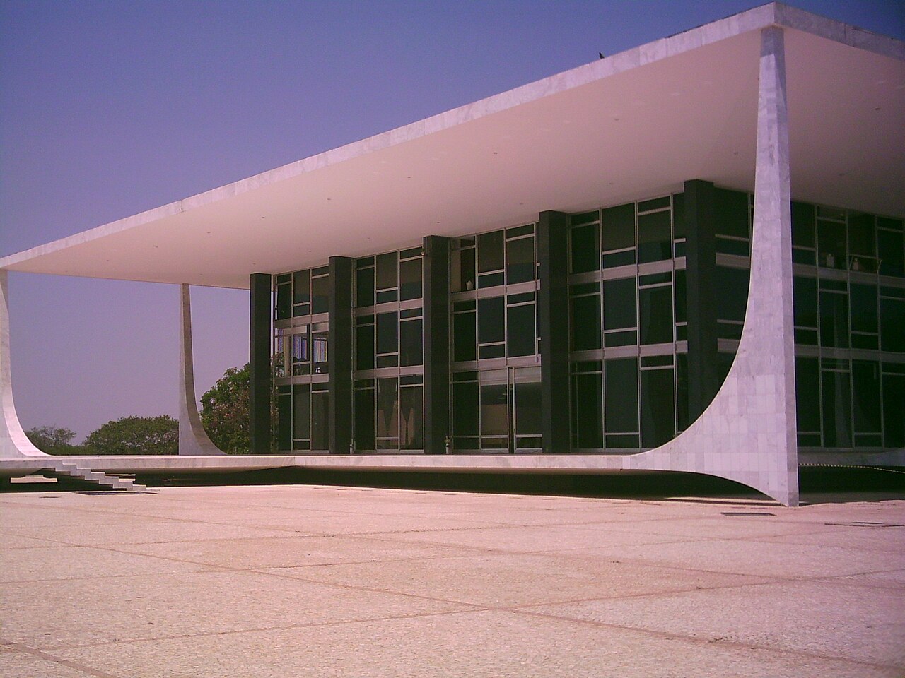 Fachada do prédio do Supremo Tribunal Federal (STF), projetado por Oscar Niemeyer, em Brasília