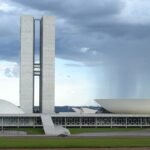 Vista do prédio do Congresso Nacional em Brasília, com as duas torres e as cúpulas do Senado e da Câmara