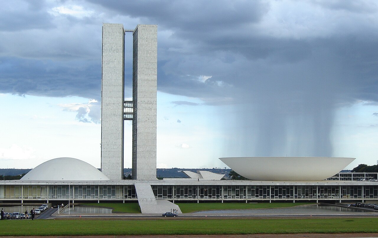 Vista do prédio do Congresso Nacional em Brasília, com as duas torres e as cúpulas do Senado e da Câmara