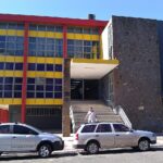 Fachada da prefeitura municipal de Paranavaí, no Paraná, com carros estacionados em frente à entrada