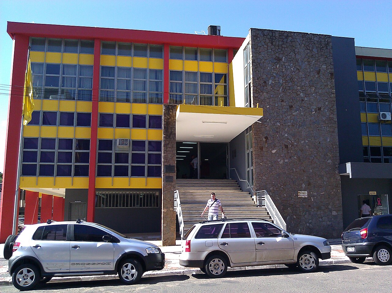 Fachada da prefeitura municipal de Paranavaí, no Paraná, com carros estacionados em frente à entrada
