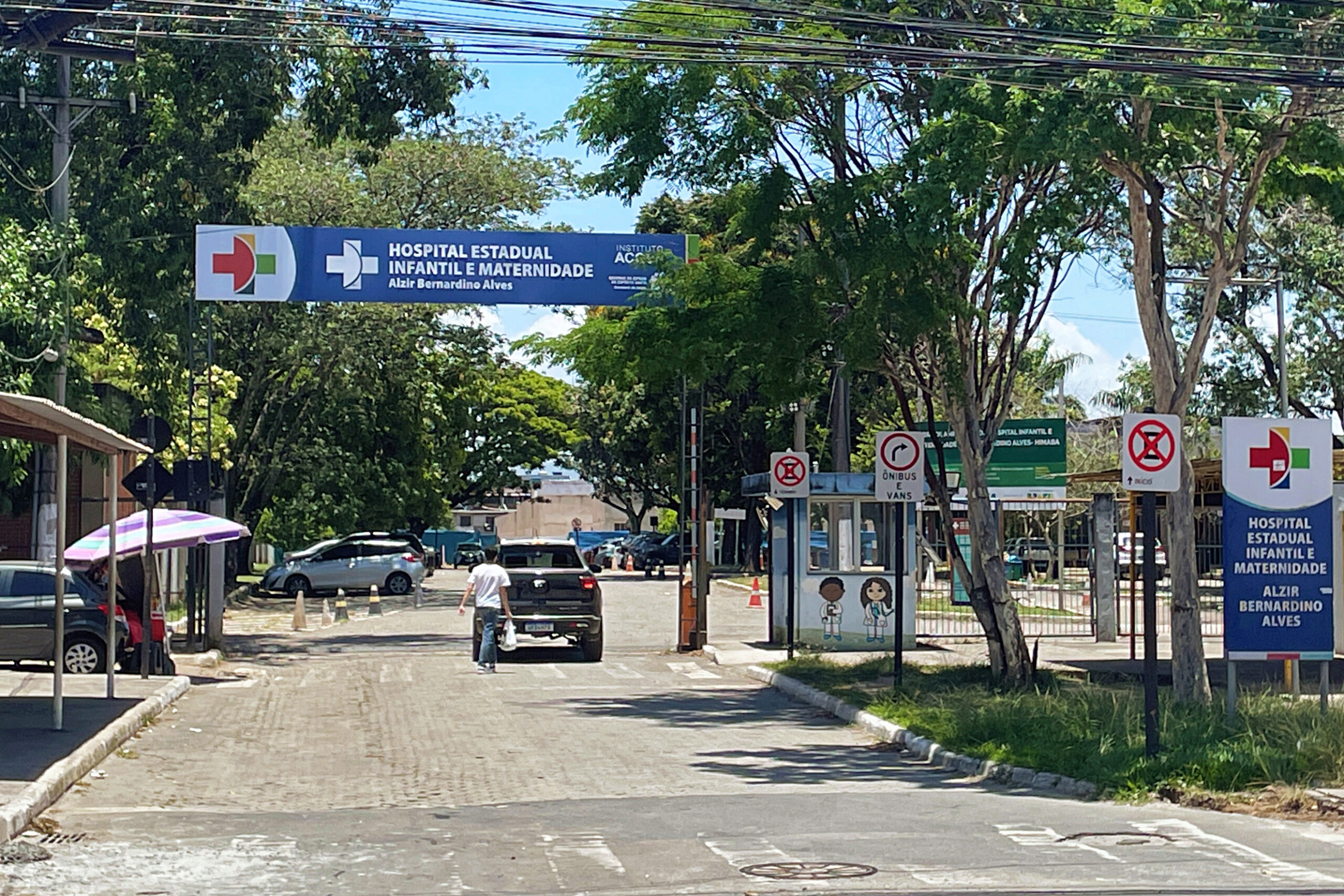 Fachada de entrada do Hospital Estadual Infantil e Maternidade Alzir Bernardino Alves, unidade pública de saúde em Vila Velha (ES)