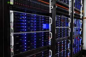 Racks de servidores em data center, representando o uso de inteligência artificial na administração pública