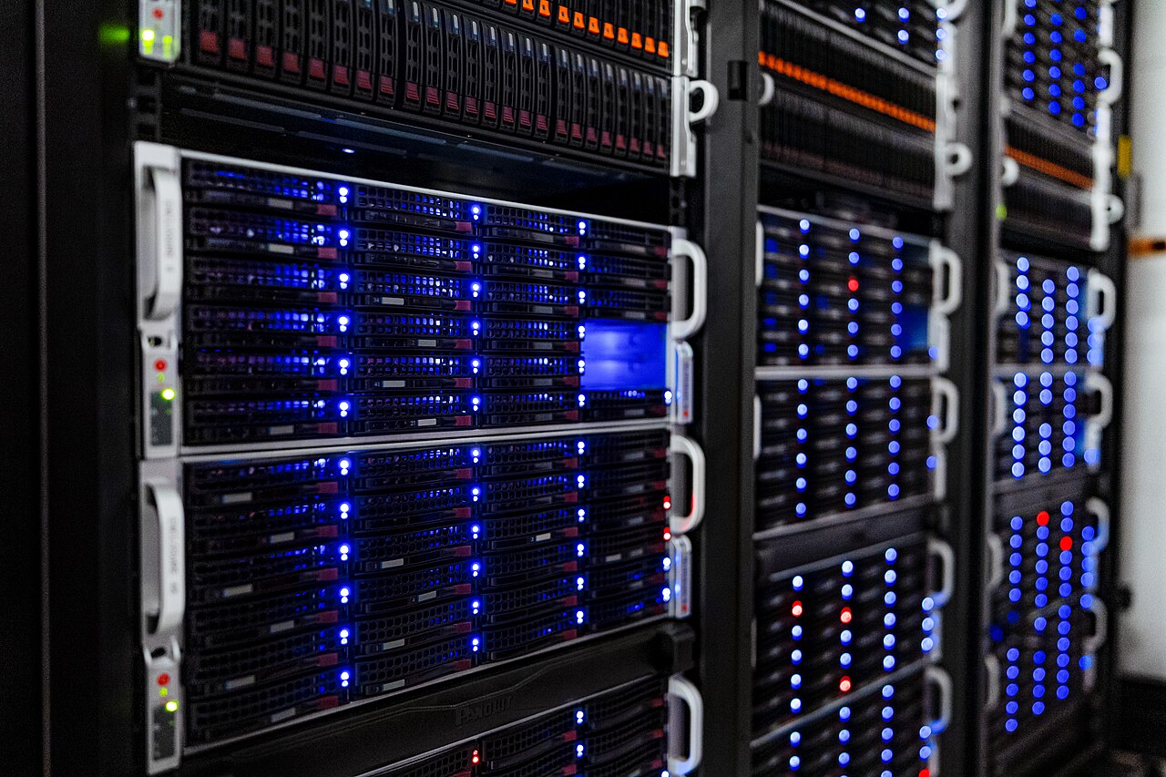 Racks de servidores em data center, representando o uso de inteligência artificial na administração pública
