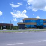 Prédio da Prefeitura e Câmara Municipal de Capivari do Sul, com fachada moderna de vidro azul sob céu ensolarado