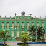 Fachada verde e ornamentada da Prefeitura Municipal de Nazaré, na Bahia, símbolo da administração pública municipal