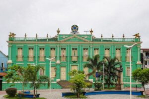 Fachada verde e ornamentada da Prefeitura Municipal de Nazaré, na Bahia, símbolo da administração pública municipal