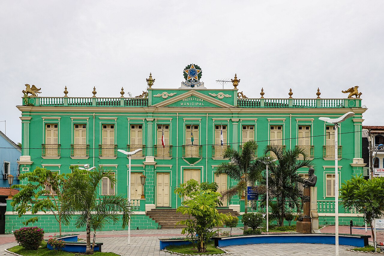Fachada verde e ornamentada da Prefeitura Municipal de Nazaré, na Bahia, símbolo da administração pública municipal